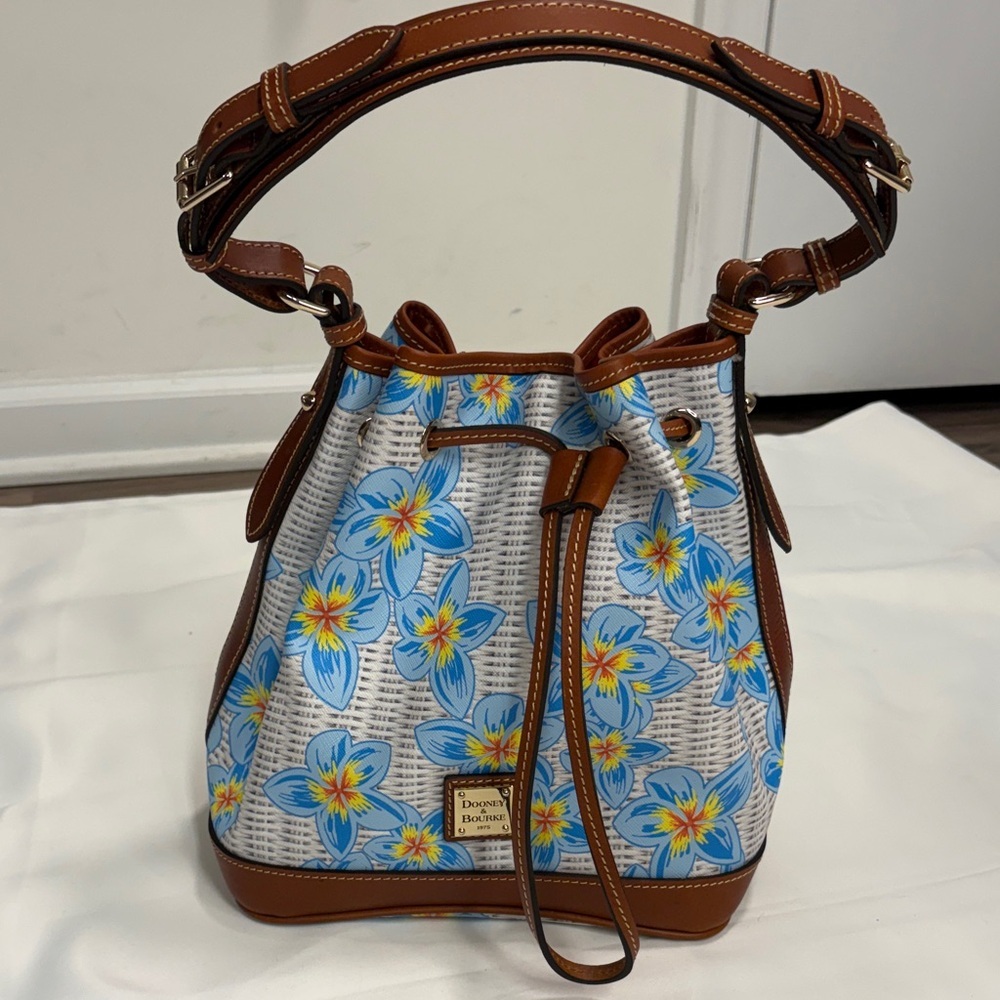 DOONEY & BOURKE PLUMERIA DRAWSTRING SHOULDER BUCKET BAG BLUE FLOWER!
